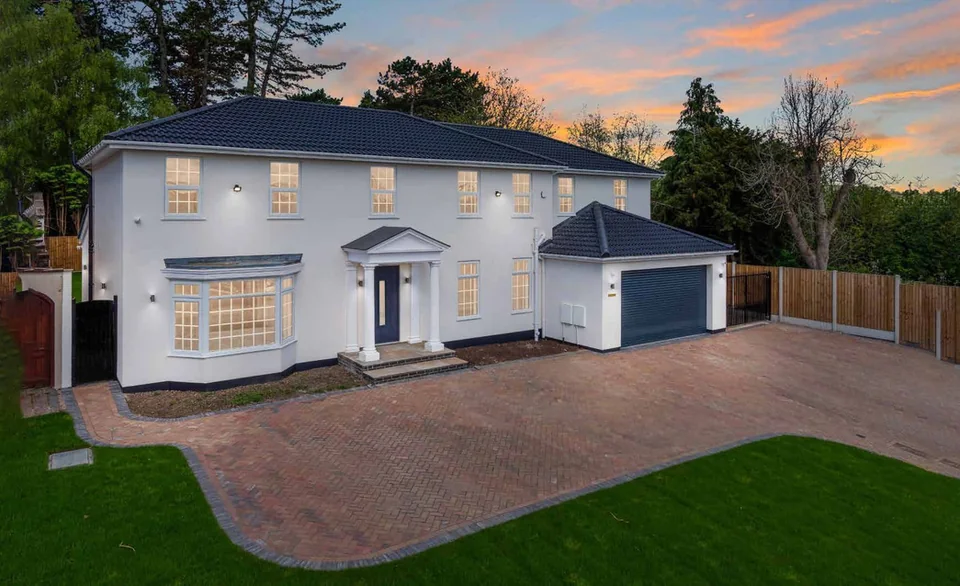 Detached home with a full set of new windows and a new door – Roundhay Windows And Doors